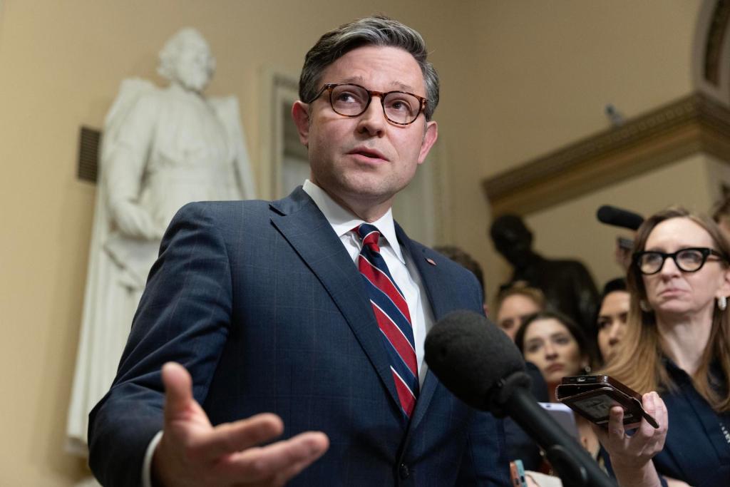 El presidente de la Cámara de Representantes de los Estados Unidos, Mike Johnson, habla después de asistir a una reunión con el presidente de Ucrania, Volodimir Zelenski en el Capitolio de Washington, DC. EFE/EPA/MICHAEL REYNOLDS
