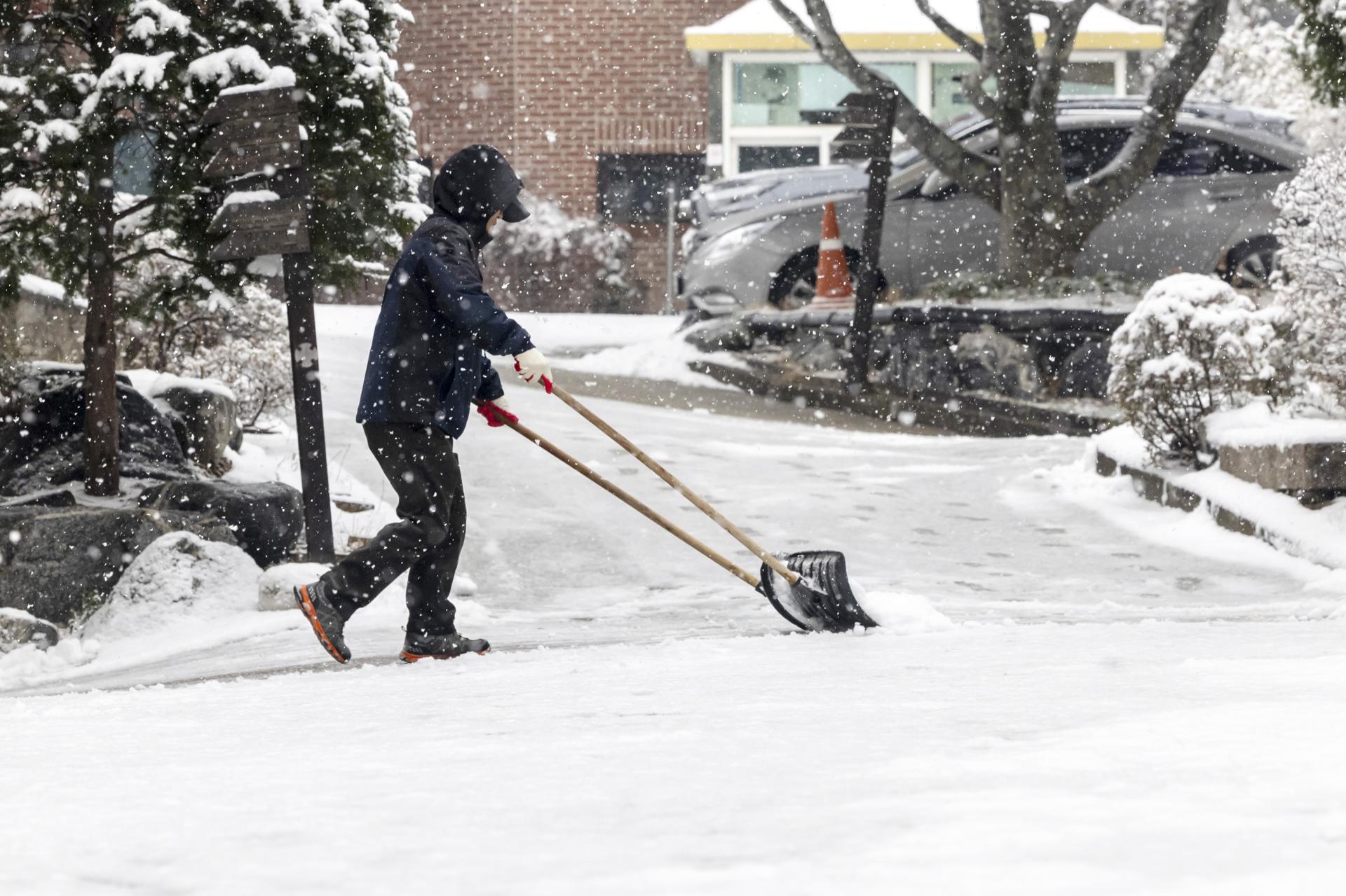 Seoul Suffers Biggest December Snowfall In More Than 40 Years - EFE ...