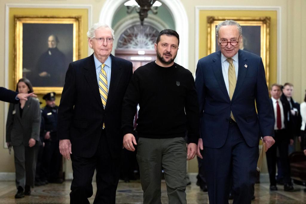 El presidente de Ucrania, Volodímir Zelenski, entre el líder de la minoría del Senado estadounidense, Mitch McConnell (i), y el líder de la mayoría del Senado, Chuck Schumer (d), este martes en Washington. EFE/EPA/MICHAEL REYNOLDS
