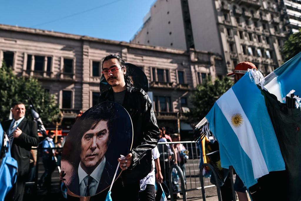 Simpatizantes de Javier Milei se reúnen antes de la ceremonia en la que será investido como presidente de Argentina, hoy en Buenos Aires (Argentina). EFE/ Juan Ignacio Roncoroni
