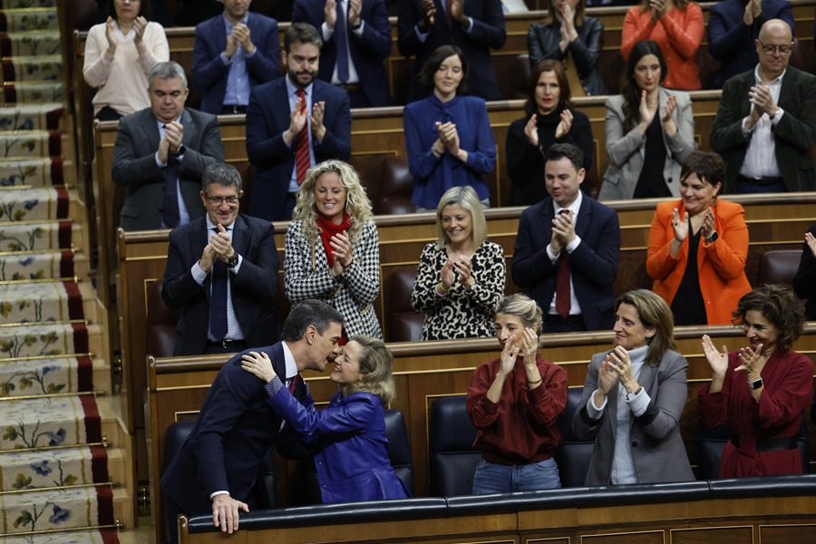 Sánchez se despide de Calviño en el pleno del Congreso destacando su “rigor” y “brillantez”