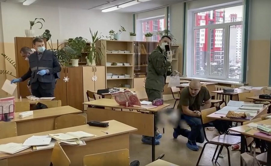 Investigadores en la escuela de Rusia donde hoy se produjo un tiroteo.