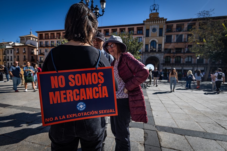 Una mujer luce un cartel en el que se puede leer "No somos mercancía. No a la explotación sexual".