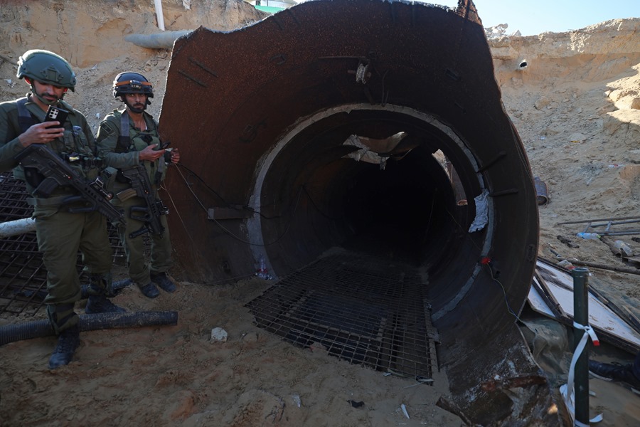 Entrada del túnel de Hamas descubierto por Israel, cerca de la frontera con Gaza. 