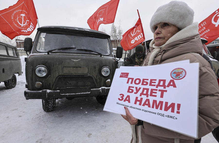 vehículos todoterreno UAZ durante el envío del 119º convoy humanitario reunido por el Partido Comunista Ruso destinado al ejército ruso