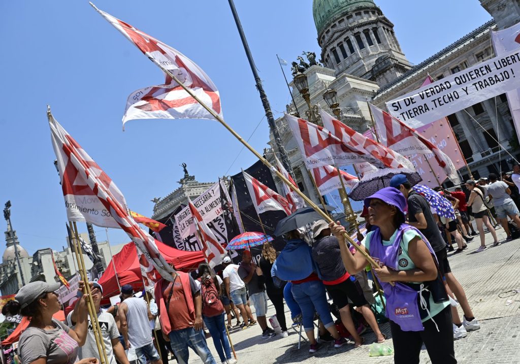 Manifestantes protestan contra el proyecto de la 'ley ómnibus' a las afueras del Congreso, hoy, en Buenos Aires (Argentina). EFE/ Matías Martín Campaya