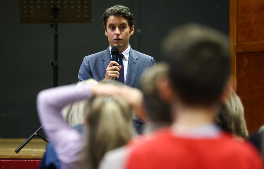 El, hasta ahora, minstro francés de Educación, Gabriel Attal, en un acto con escolares el pasado mes de noviembre