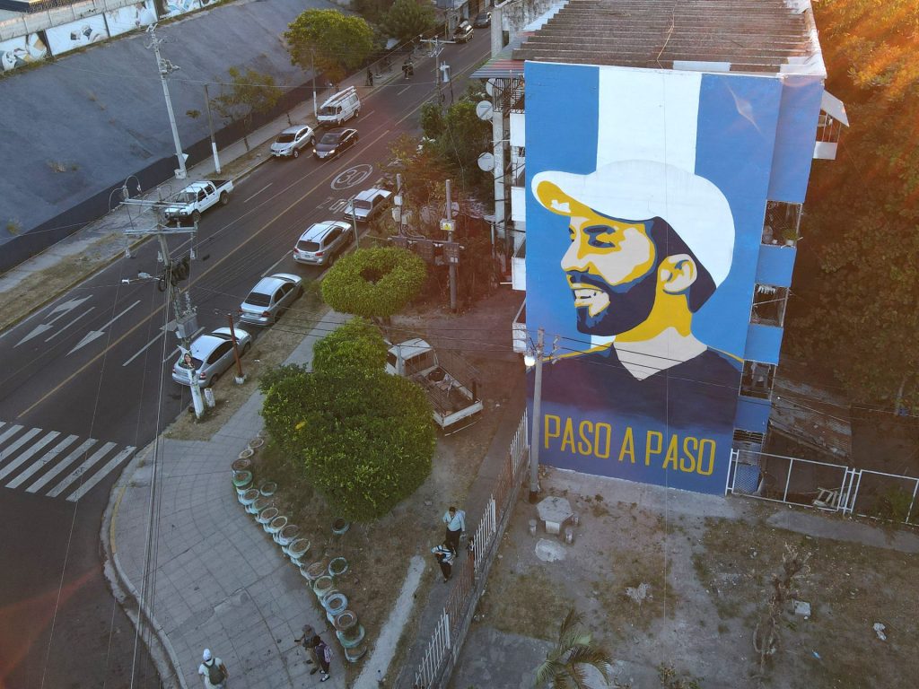 Fotografía aérea de un mural alusivo al presidente Nayib Bukele en un edificio multifamiliar, hoy en San Salvador (El Salvador). EFE/ Vladimir Chicas
