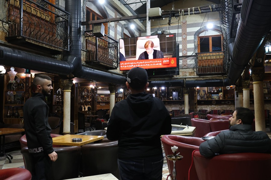 Varios palestinos siguen por televisión en una cafetería de Jenin, en Cisjordania ocupada, el fallo de la Corte Internacional de Justicia de La Haya sobre las acusaciones de Sudáfrica contra Israel sobre la guerra de Gaza