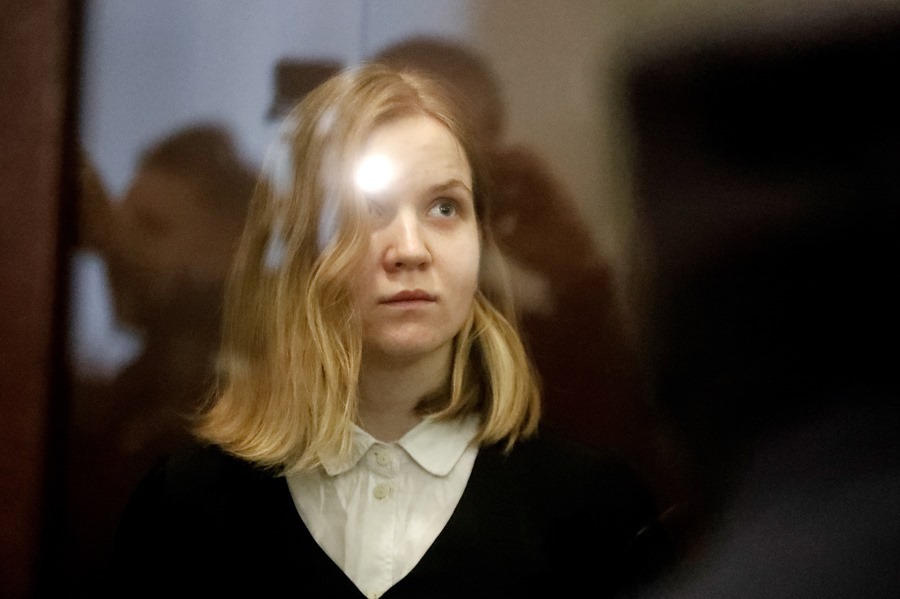 Daria Trepova observa mientras asiste a una audiencia judicial fuera del sitio en el primer tribunal militar del Distrito Occidental en San Petersburgo