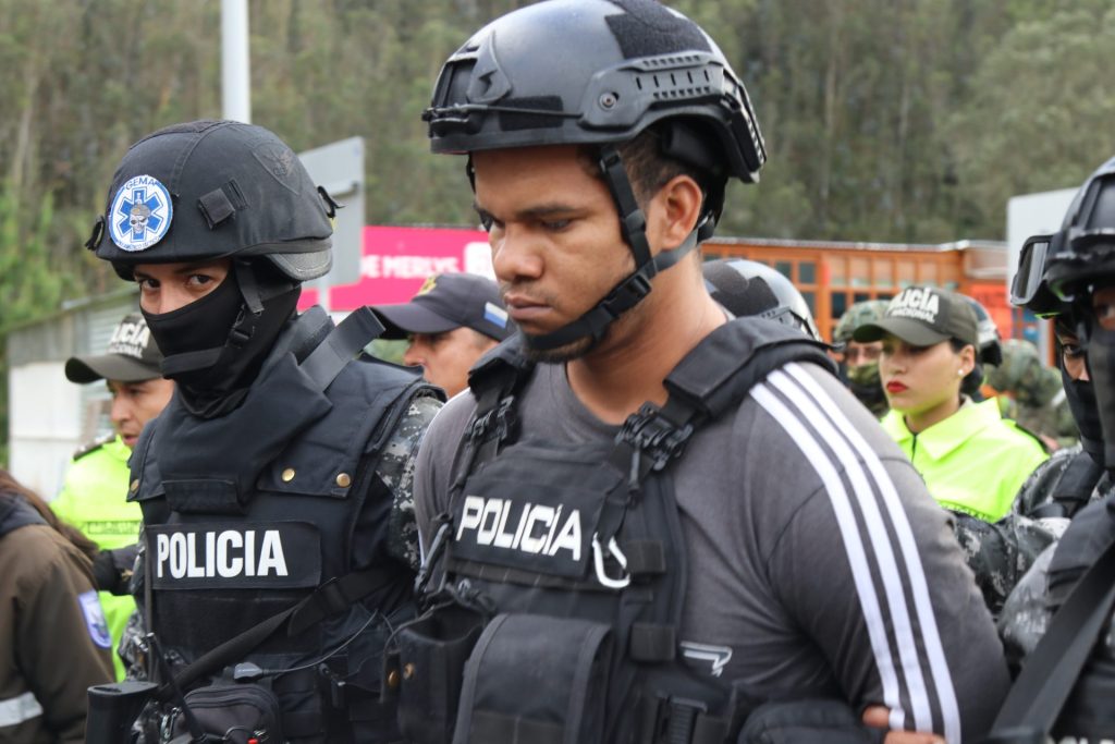 Policías de Ecuador entregan a autoridades colombianas a Carlos Arturo Landázuri, apodado 'Comandante Gringo', tras ser capturado, hoy en la ciudad fronteriza de Tulcan (Ecuador). EFE/ Xavier Montalvo