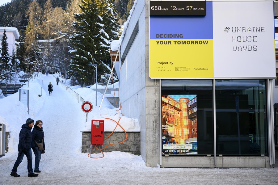 Una vista general de la "Casa Ucrania Davos" en la calle Promenade antes de la 54ª reunión anual del Foro Económico Mundial (FEM) en Davos, Suiza