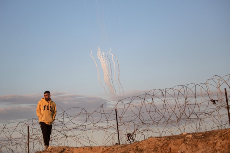 Lanzamiento de cohetes desde la Franja de Gaza (al fondo) vistos desde la frontera palestino-egipcia en el campamento de Rafah, al sur del enclave