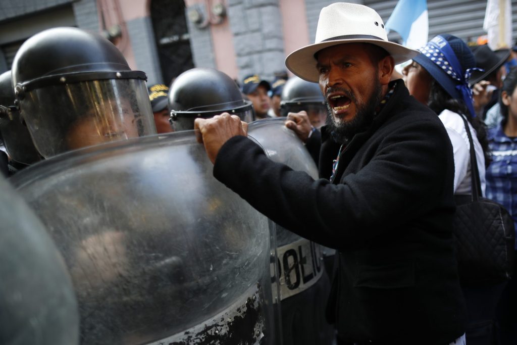 Manifestantes gritan hoy arengas para exigir a los legisladores que permitan la investidura presidencial de Bernárdo Arévalo, en las afueras del Congreso en Ciudad de Guatemala (Guatemala). EFE/ Bienvenido Velasco 