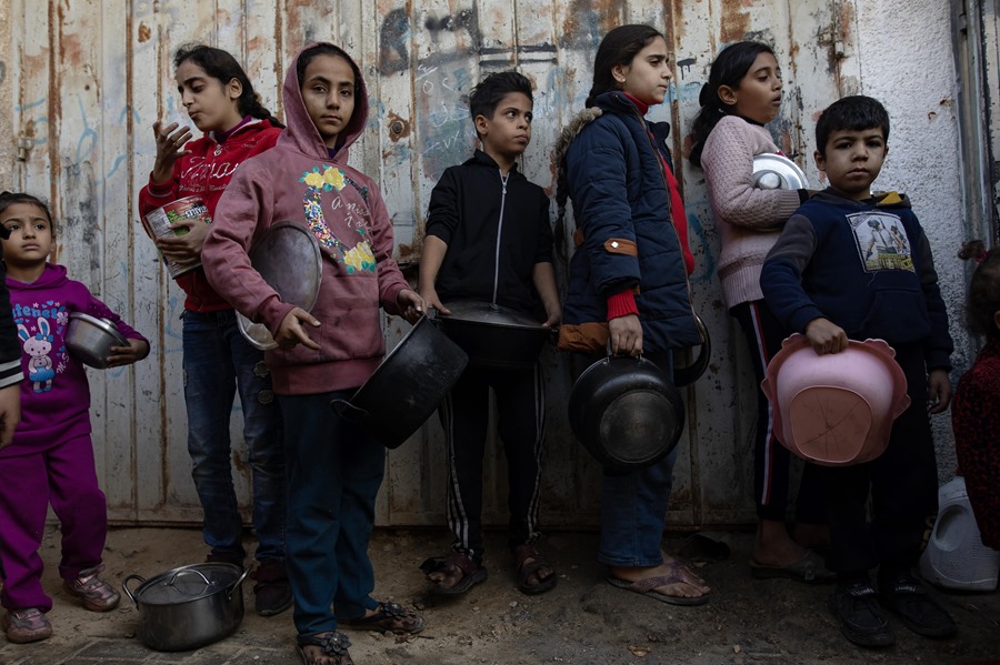 Reparto de comida en el campo de refugiados de Jan Yunis