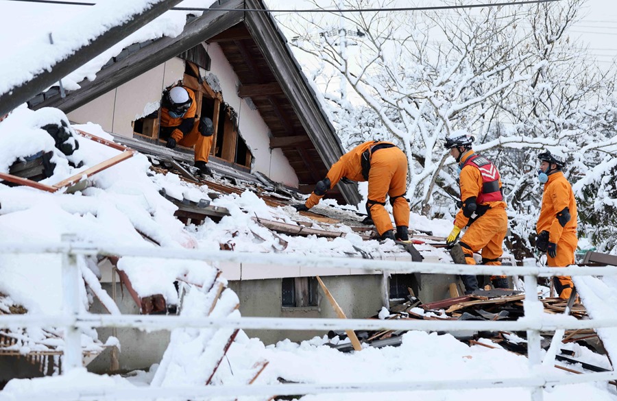 Rescatistas buscan personas desaparecidas tras el terremoto que azotó hace una semana la región de Suzu, prefectura de Ishikawa, en Japón