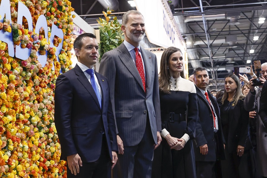 El presidente de Ecuador, Daniel Noboa (i) posa para los medios con el rey Felipe VI (c) y la reina Letizia (d) en el stand de su país en Fitur 2024 en Madrid