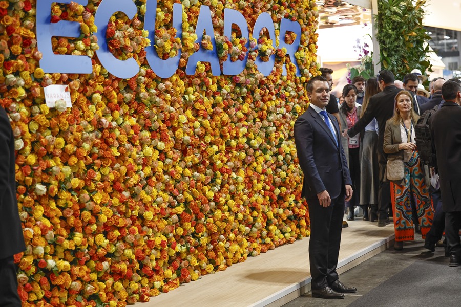 El presidente de Ecuador, Daniel Noboa posa en el stand de su país durante la inauguración de Fitur 2024 en Ifema, Madrid