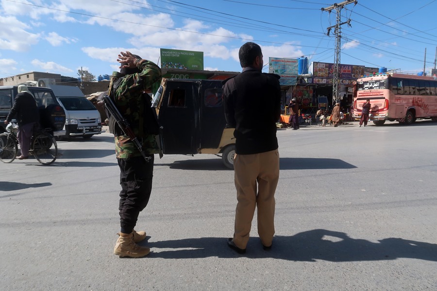 Agentes de seguridad pakistaníes en un puesto de control en Quetta, capital de la provincia de Baluchistán, fronteriza con Irán