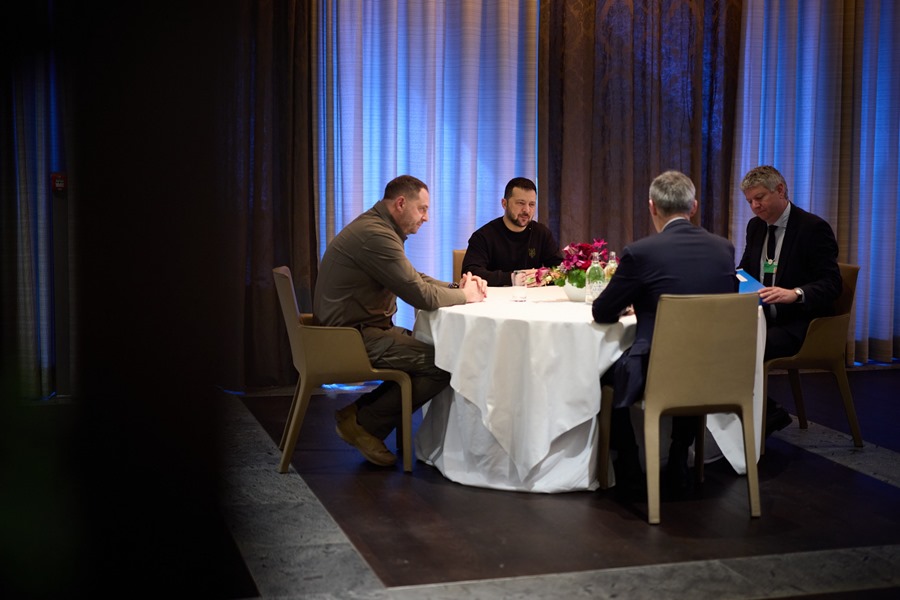 Reunión de Volodimir Zelensky (2-i) con el secretario general de la OTAN, Jens Stoltenberg (de espaldas) en Davos, Suiza