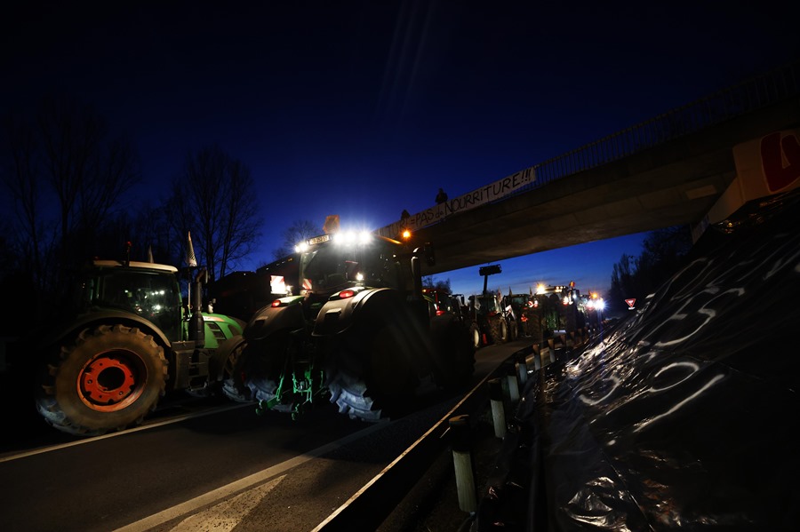 Los agricultores franceses bloquean la autopista A-15 cerca de Ableiges, al norte de París
