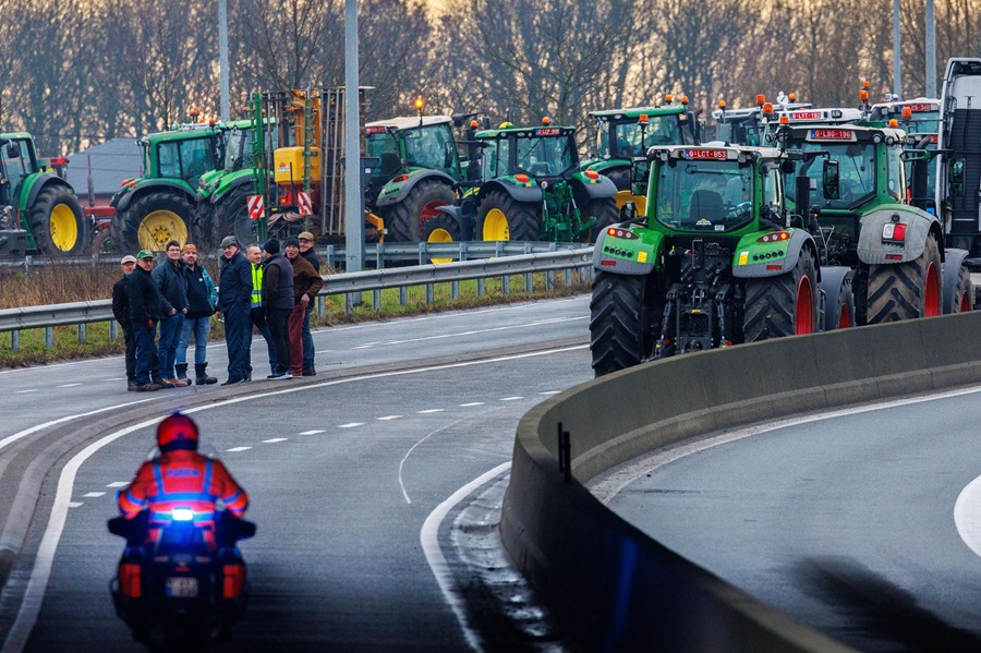 agricultores belgas bloquean la carretera en Aalter, Bélgica