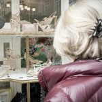 Una mujer mira un zapato en una tienda de Santander. EFE/ Román G. Aguilera.
