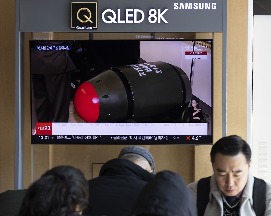 La gente ve una transmisión de noticias sobre el lanzamiento de un misil norcoreano, en una estación en Seúl