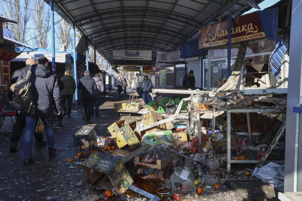 Imagen del mercado de Donetsk tras se atacado este domingo. 