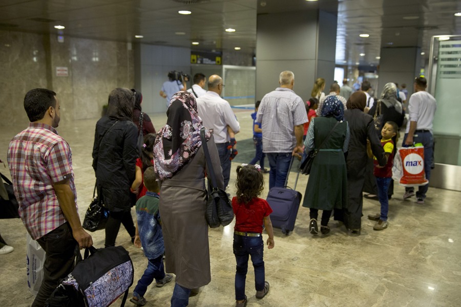Fotografía facilitada por el Ministerio del Interior de la llegada a Madrid de un grupo de refugiados