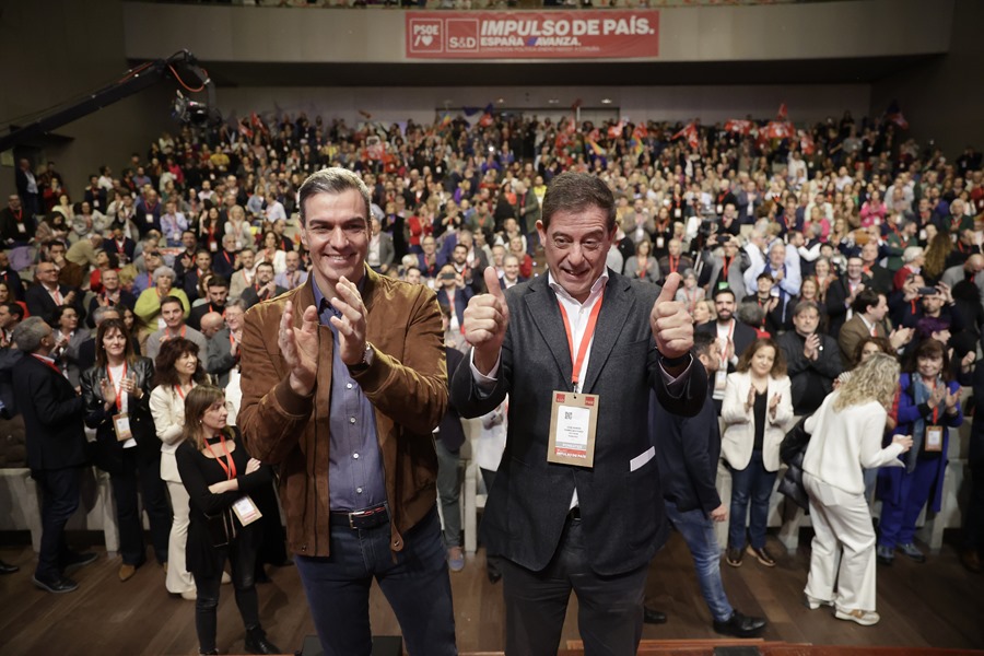  El presidente del Gobierno y líder del PSOE, Pedro Sánchez (i) durante la clausura de la convención del partido