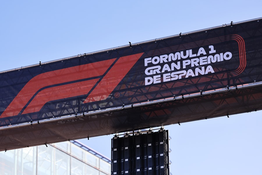  Vista de un cartel que anuncia el Gran Premio de España de Fórmula Uno 