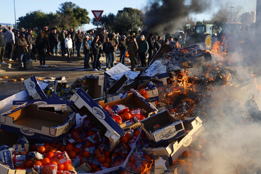 Agricultores franceses queman frutas españolas durante una manifestación en la que han bloqueado la autopista A9 en Nîmes, en el sur de Francia. EFE/EPA/GUILLAUME HORCAJUELO