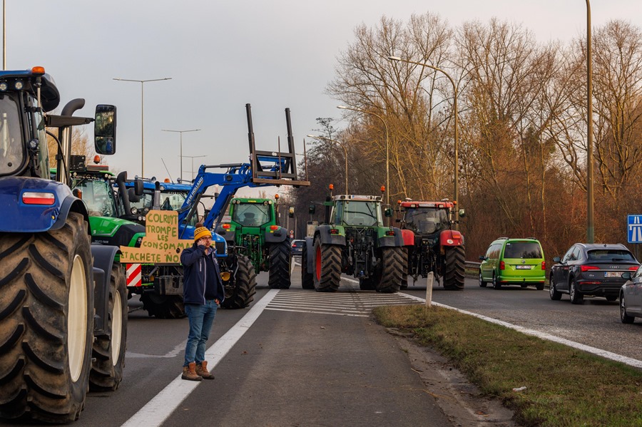 La Federación de jóvenes agricultores bloquea la carretera a la Región de Bruselas Capital cerca de Beersel, este lunes. EFE/OLIVIER MATTHYS
