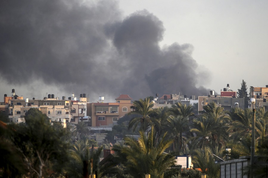 El humo se eleva durante las operaciones militares israelíes en los campos de refugiados de Al Maghazi, Al Bureije y Al Nusairat