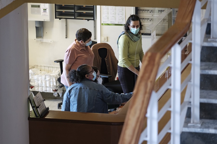 Pacientes y personal sanitario en el Hospital Universitario Doctor Negrín de Las Palmas de Gran Canaria.