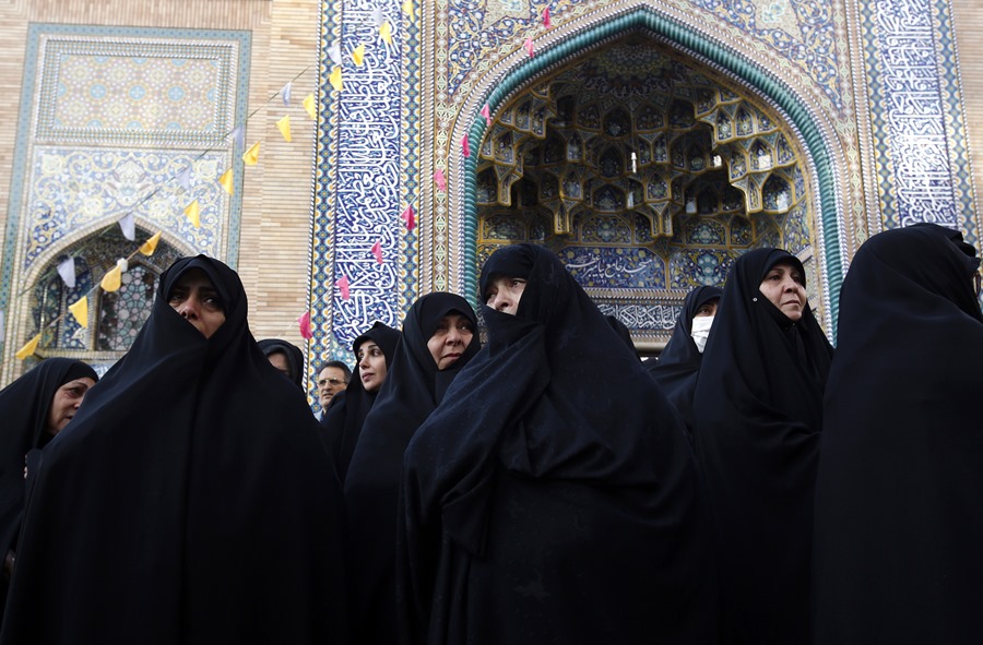 Las mujeres iraníes lloran durante la ceremonia fúnebre del comandante del Cuerpo de Guardias de la Revolución Islámica de Irán (CGRI),