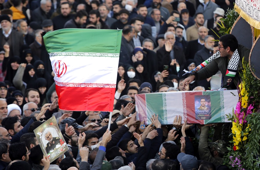 leva el ataúd del miembro del Cuerpo de Guardias de la Revolución Islámica de Irán (CGRI), Mohammad Amin Samadi,