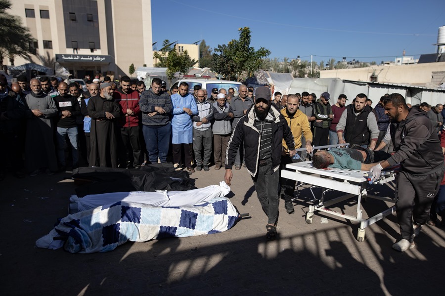 familiares de los palestinos de la familia Praes, que murieron durante un ataque aéreo israelí en Khan Yunis, lloran junto a los restos de sus familiares en las afueras del Hospital Nasser