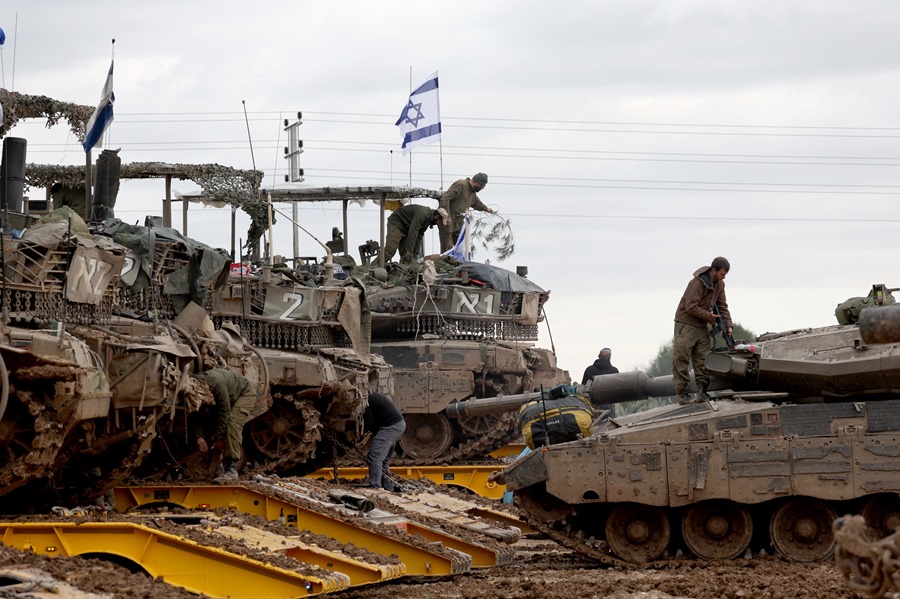 Los tanques israelíes Merkava de la Brigada de Reserva 4 se cargan en camiones después de que se retiraron del sur de la Franja de Gaza