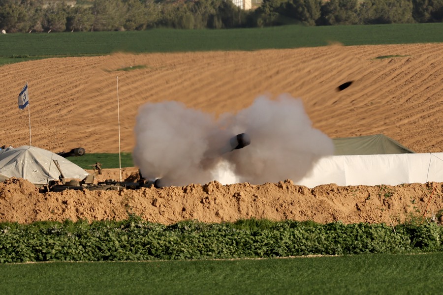 Artillería israelí abre fuego sobre Gaza en una ubicación no facilitada cercana a la frontera israelí con Gaza este viernes.