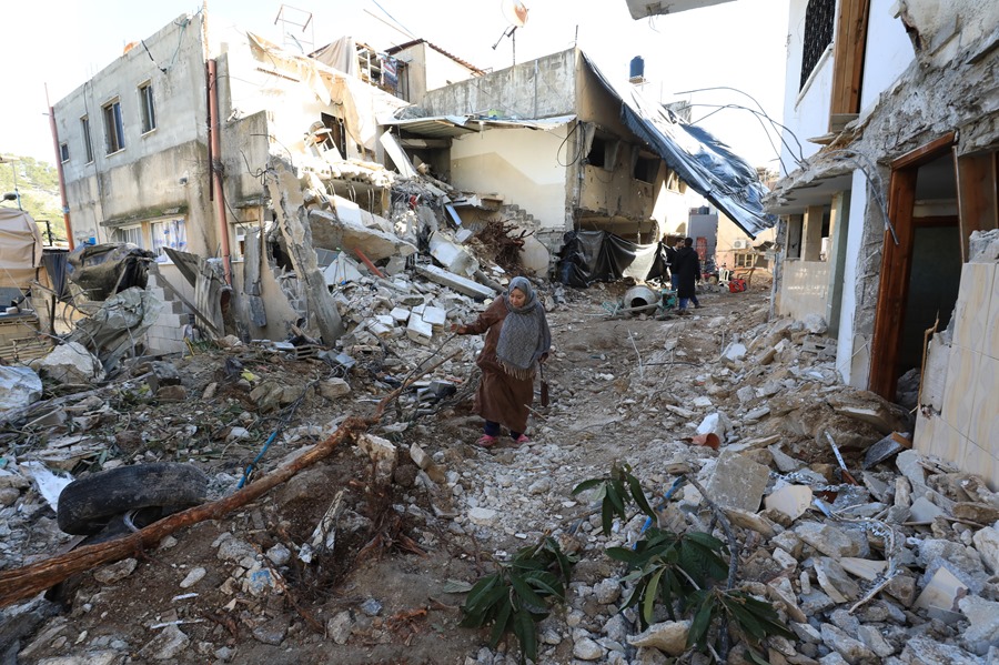 palestinos inspeccionan los daños tras una incursión del ejército israelí en el campo de refugiados de Nur Shams