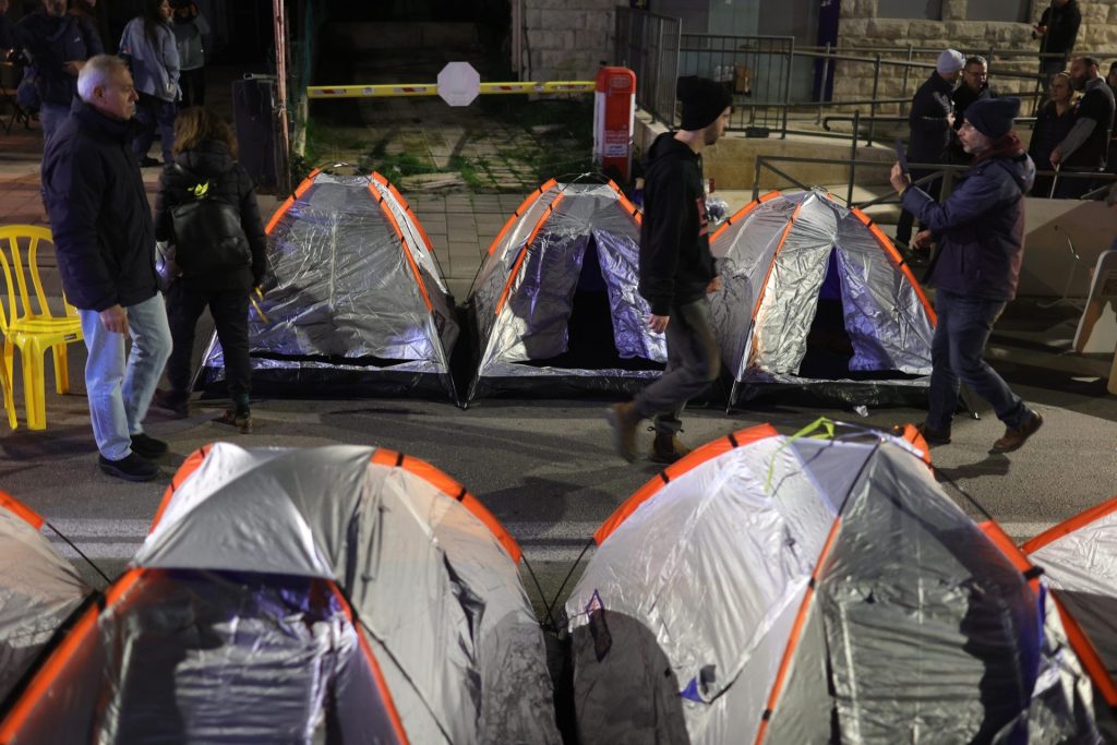 Familiares de rehenes israelíes secuestrados por Hamás en Gaza participan en una acampada de protesta frente a la residencia del primer ministro israelí, Benjamín Netanyahu.