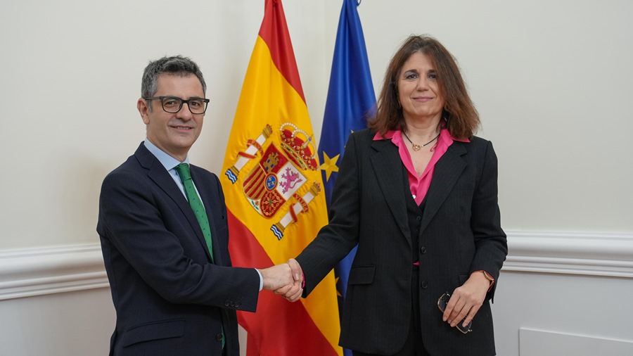 El ministro de la Presidencia, Justicia y Relaciones con las Cortes, Félix Bolaños (i), junto a la presidenta de la Asociación Profesional de la Magistratura, María Jesús del Barco