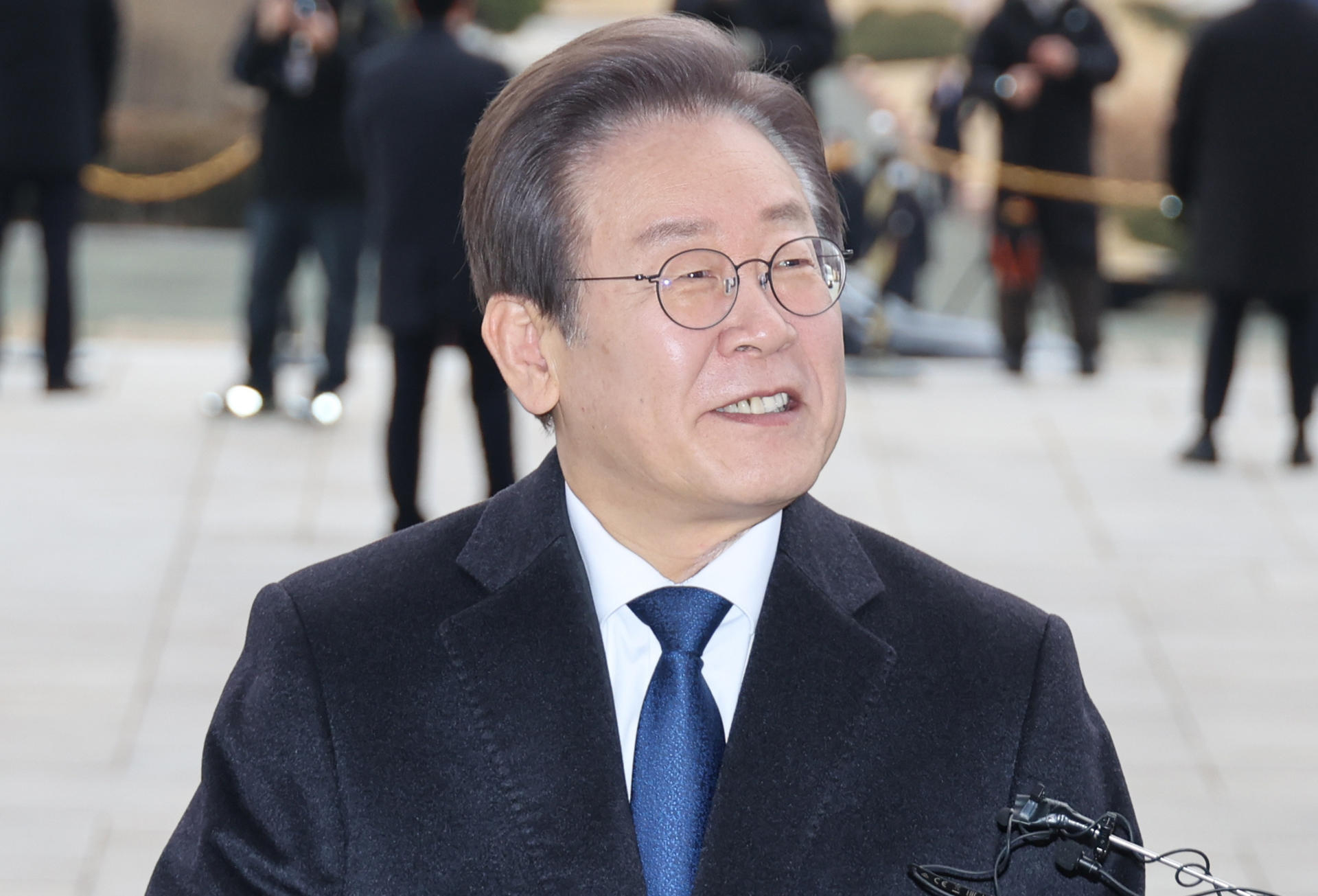 South Korean Opposition Leader Returns To Work 15 Days After Stabbing ...