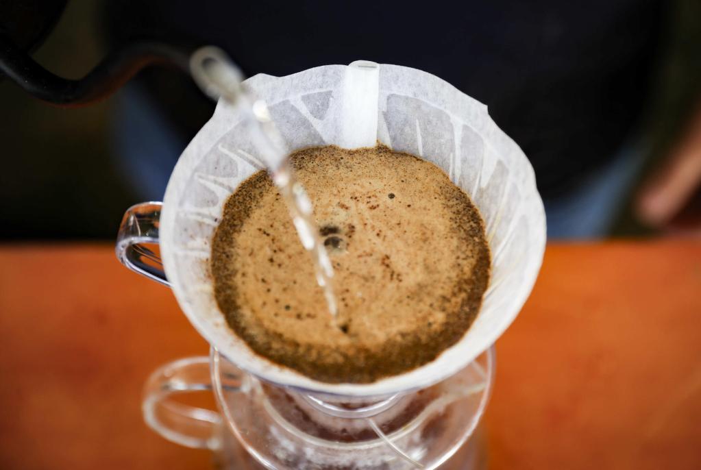 Fotografía del proceso para la elaboración de una bebida con café, el 20 de enero de 2024, durante la 'Feria del Café Frailes 2024, en el pueblo de Frailes, zona cafetalera al sureste de San José (Costa Rica). EFE/ Jeffrey Arguedas
