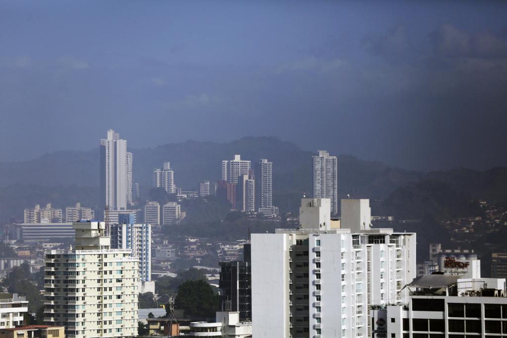 Fotografía de la espesa nube que cubre parte de la ciudad debido a un incendio, hoy, en la ciudad de Panamá (Panamá). EFE/ Carlos Lemos
