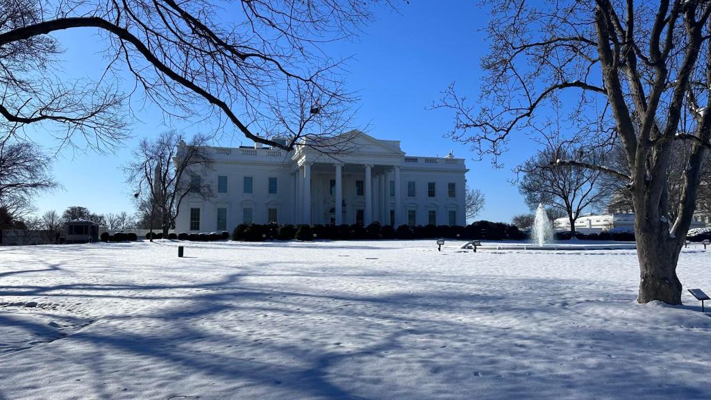 Registro general este martes, 16 de enero, de la Casa Blanca, después de la primera nevada del año, en Washington DC (EE.UU.). EFE/Octavio Guzmán
