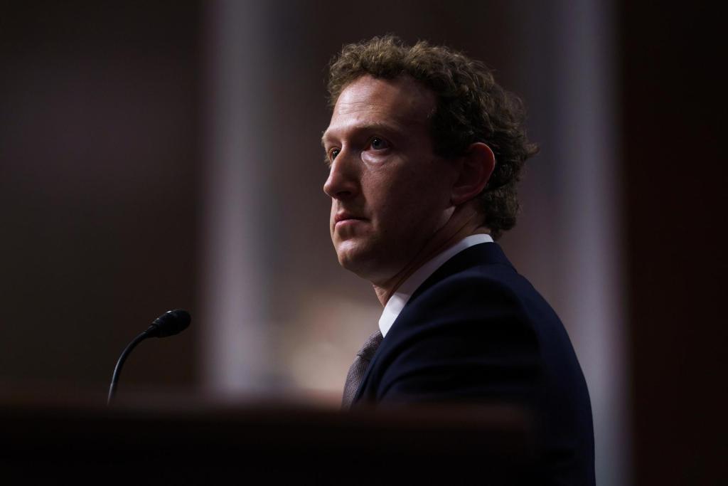 Mark Zuckerberg, director ejecutivo de Meta, llega ante una audiencia del Comité Judicial del Senado, este 31 de enero de 2024.  EFE/EPA/Will Oliver
