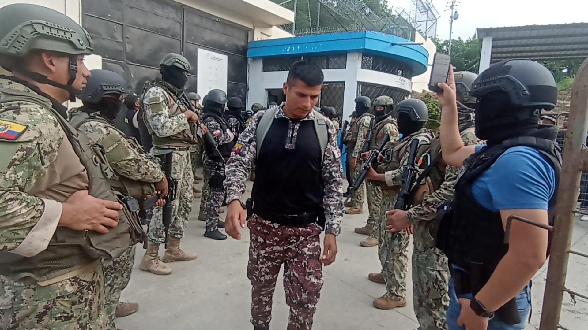 Fotografía cedida por las Fuerzas Armadas de Ecuador de la liberación de funcionarios de una prisión hoy, en la provincia costera de Esmeraldas (Ecuador). EFE/ Fuerzas Armadas De Ecuador
